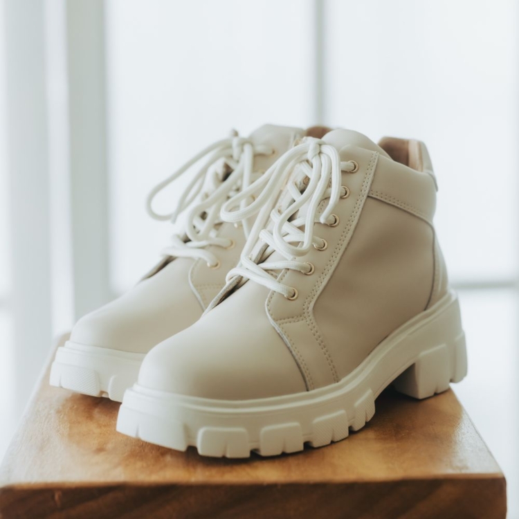街角漫步∥輕量厚底真皮綁帶靴∥米白
