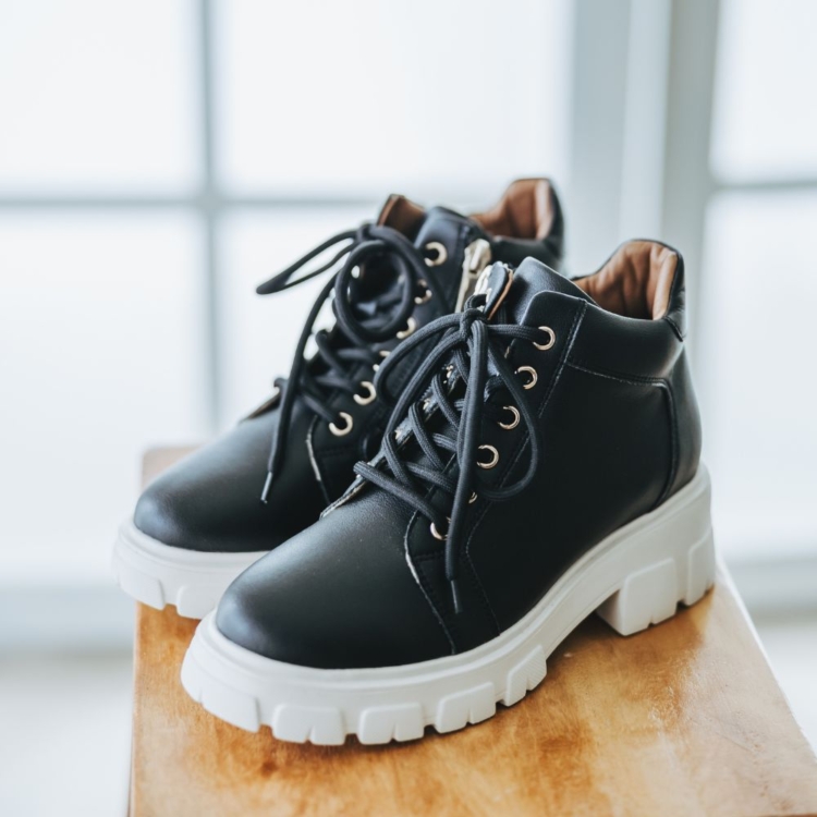 街角漫步∥輕量厚底真皮綁帶靴∥黑