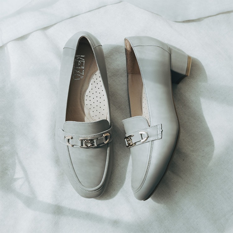 質感都會∥飾釦樂福中跟鞋∥灰